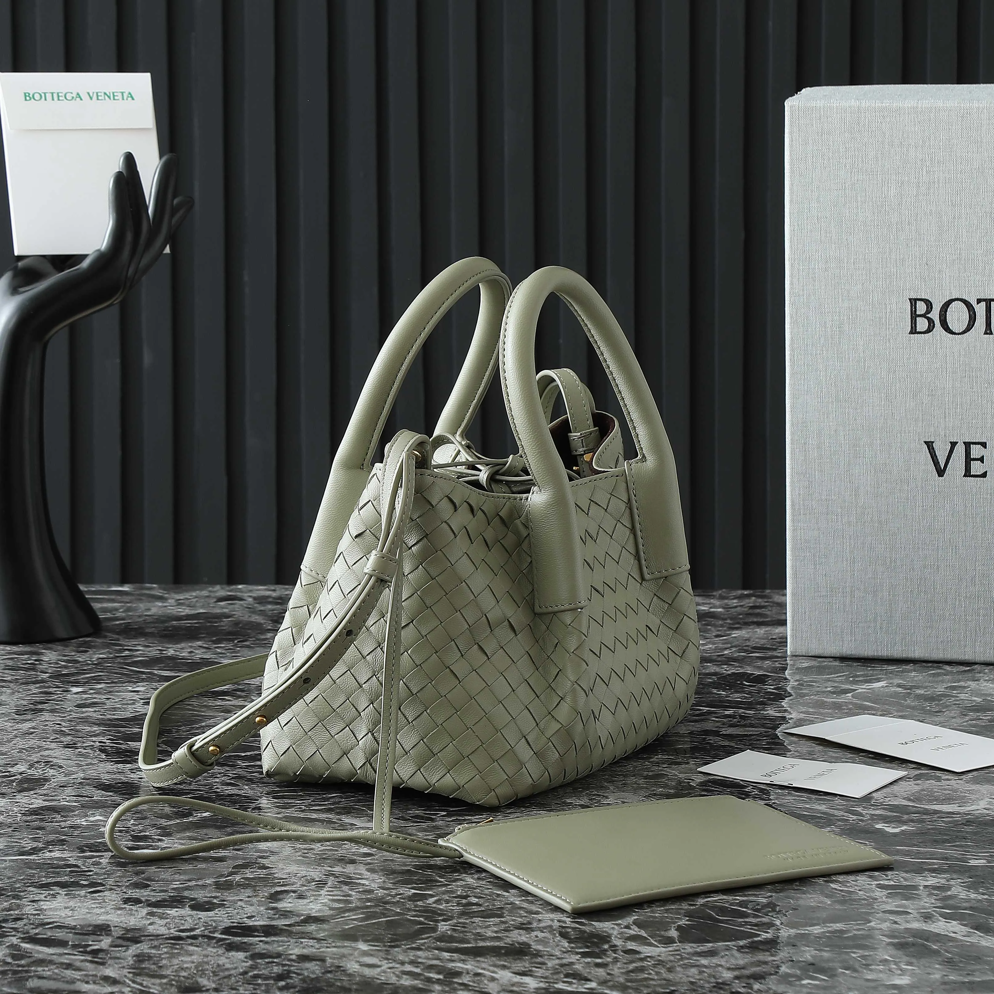 Batch 1660 BV25 spring and summer new product Mini pinacoteca two-tone surface. The weaving process is also super exquisite. Every texture is delicate and clear, and you can see the full ingenuity. 👜The bag uses 1 cm leather strips, which are purely hand-woven, highlighting the brand's craftsmanship. The inside is flipped to reveal a smooth suede lining that can be used on both sides, taking into account both fashion and practicality. 	 The small size can be worn on one shoulder or across the body, making it super versatile for daily commuting! 	 💕Fashionable ladies who like BV, come to me to get the same style~ ​Model number: 819004 ​Size: 24*15*12cm